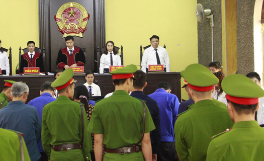 Vụ gian lận thi ở Sơn La: Áp giải người bị tố nhờ nâng điểm đến tòa